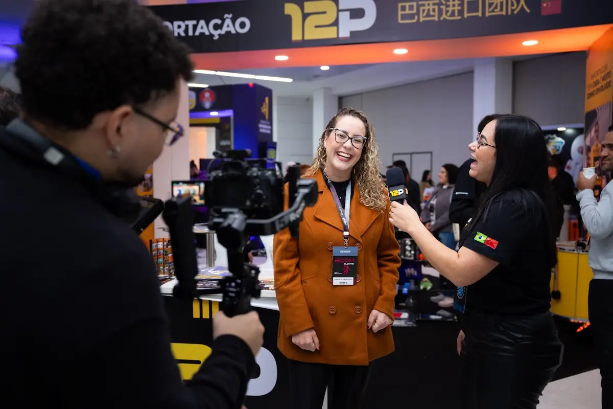 Participante sendo entrevistada em evento da 12P