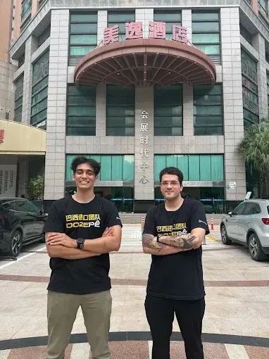 Dois integrantes da 12P em frente a um edifício na China
