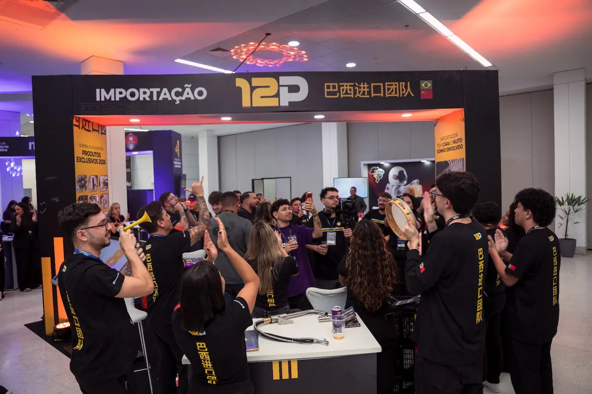 Equipe celebrando com música no estande da 12P