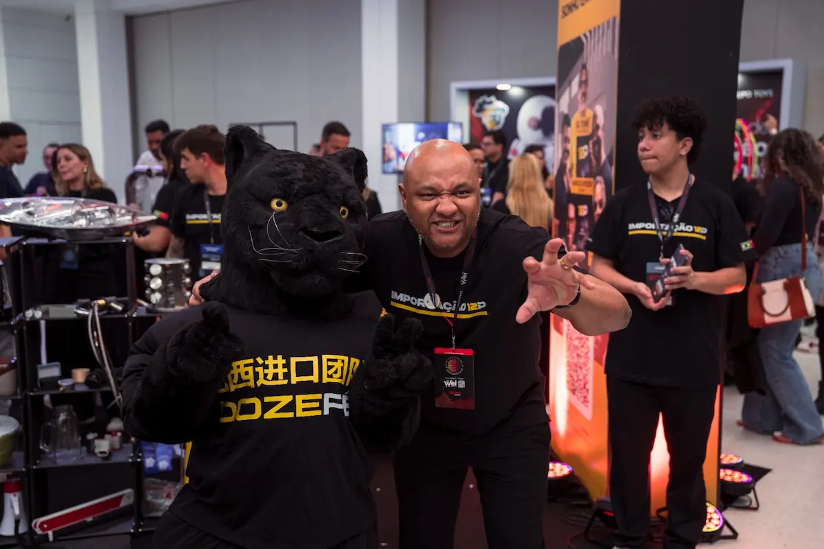 Mascote pantera e integrante da 12P em um evento