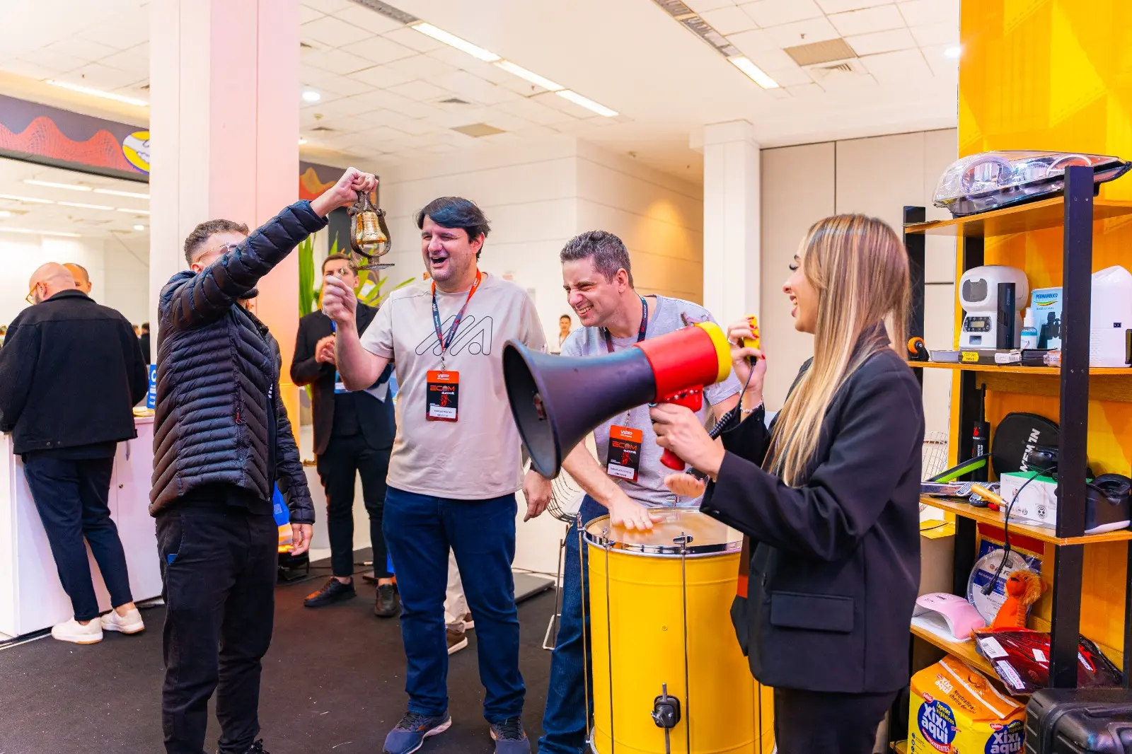 Participantes tocando tambor e celebrando no evento